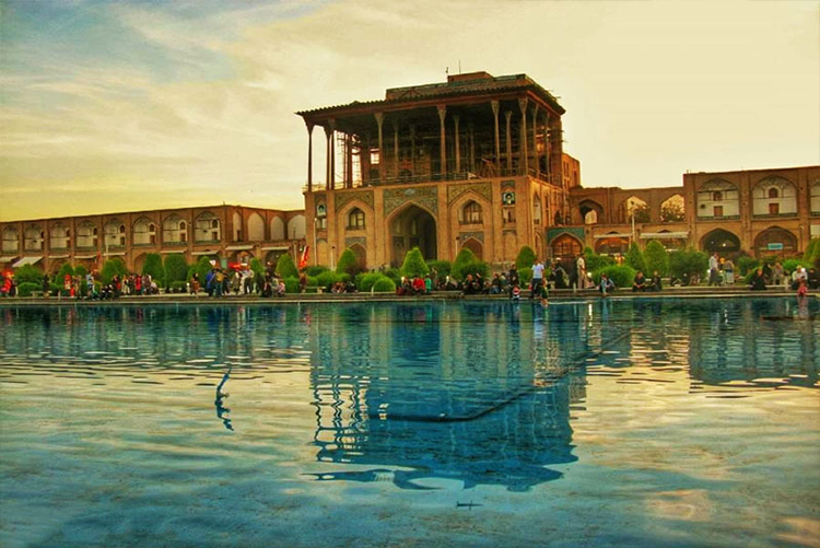 کاخ عالی قاپو اصفهان با نمای دریا و ساختمان