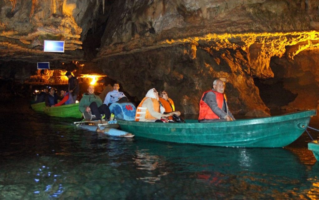 قایق تفریحی در غار علی صدر