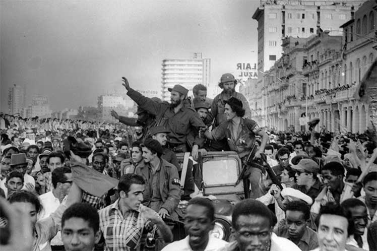 ارنست چه گوارا رهبر انقلاب کوبا همراه طرفدارانش
